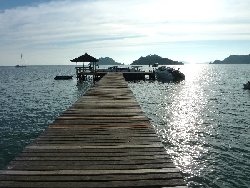the permanent speedboat pier in front of the Makathanee Resort on Ko Mak